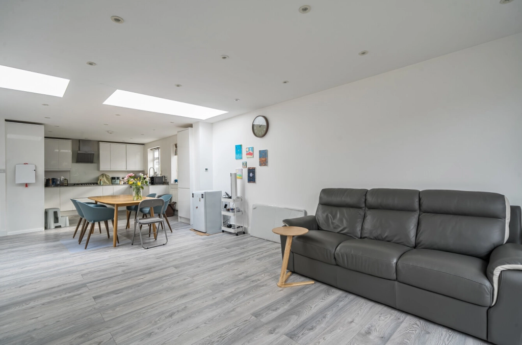 4 bedrooms houses for sale in Salcombe Gardens, Mill Hill - NW7 view 13