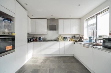 Salcombe Gardens, Mill Hill - NW7 view 4