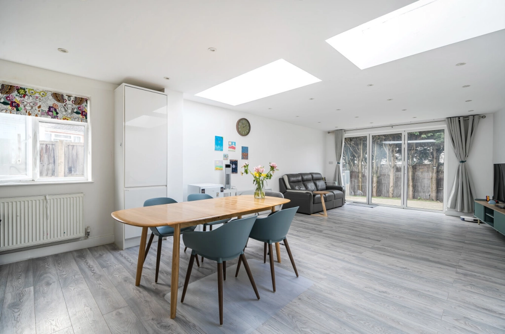 4 bedrooms houses for sale in Salcombe Gardens, Mill Hill - NW7 view 11