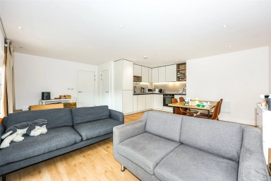East Drive, Beaufort Park, Colindale - NW9 view 3