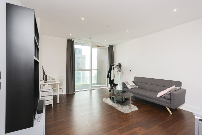 1 bedroom apartments/flats to sale in Harbour Way, South Quay-image 2