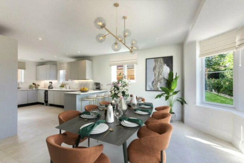 5 bedroom house for Sale in Bramley Road, Enfield, N14, London