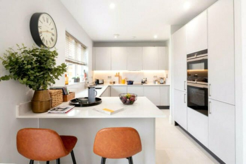 5 bedroom house for Sale in Bramley Road, Enfield, N14, London