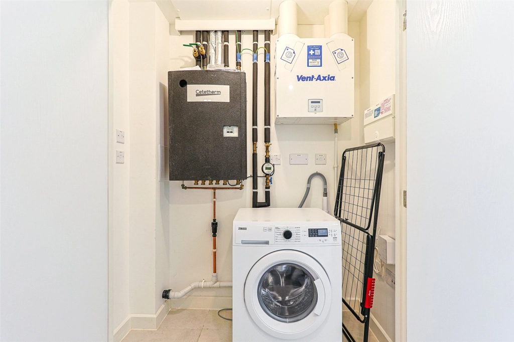 1 bedroom apartments/flats for sale in East Acton Lane, Ealing - W3 view 12