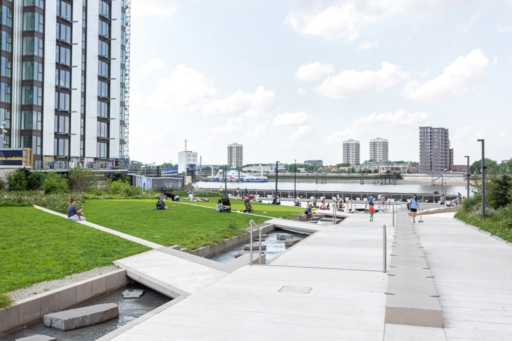 1 bedroom apartments/flats to sale in The Waterfront, Royal Arsenal Riverside-image 1