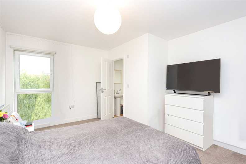 4 bedrooms houses to sale in Scholars Way, Dagenham-image 4