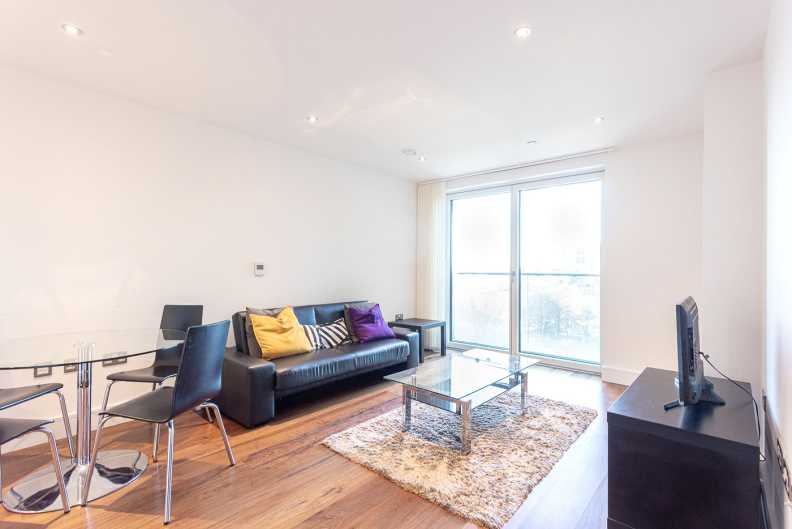 1 bedroom apartments/flats to sale in Lincoln Plaza, South Quay-image 2