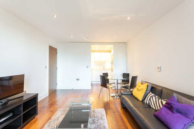 1 bedroom apartments/flats to sale in Lincoln Plaza, South Quay-image 8