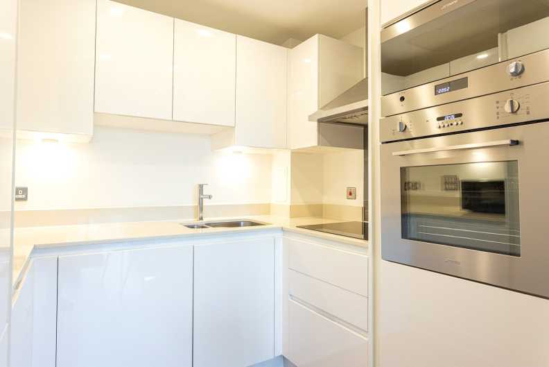 1 bedroom apartments/flats to sale in Lincoln Plaza, South Quay-image 3