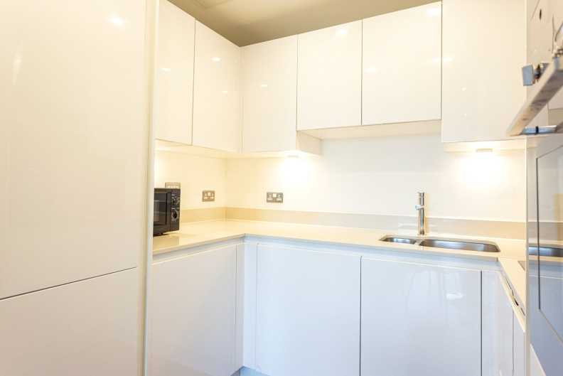 1 bedroom apartments/flats to sale in Lincoln Plaza, South Quay-image 11