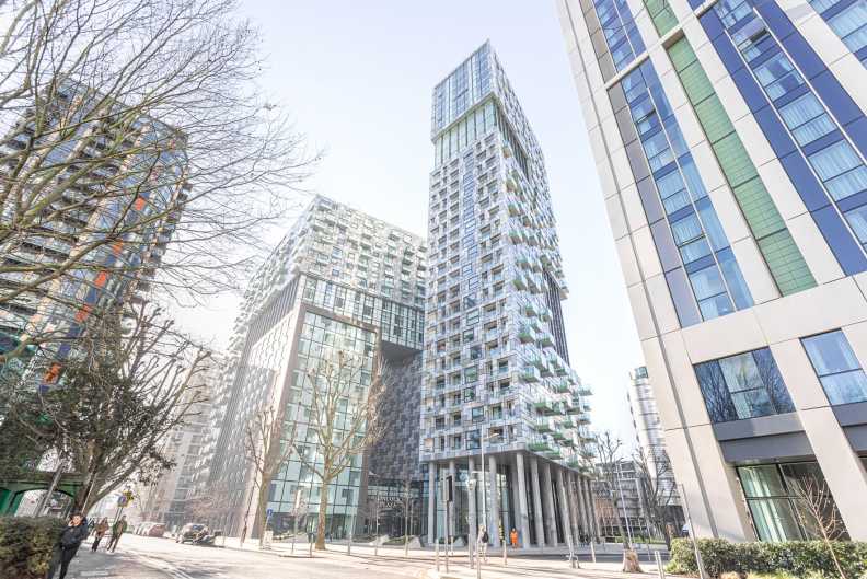 1 bedroom apartments/flats to sale in Lincoln Plaza, South Quay-image 1