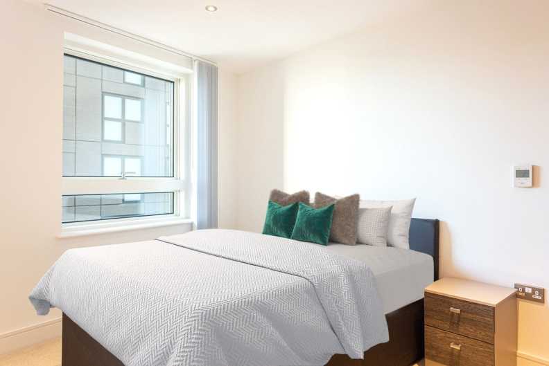 1 bedroom apartments/flats to sale in Lincoln Plaza, South Quay-image 12