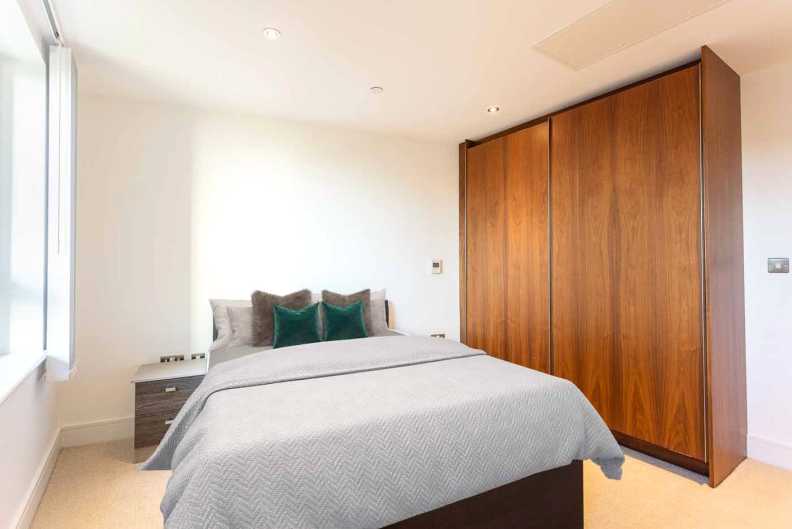 1 bedroom apartments/flats to sale in Lincoln Plaza, South Quay-image 14