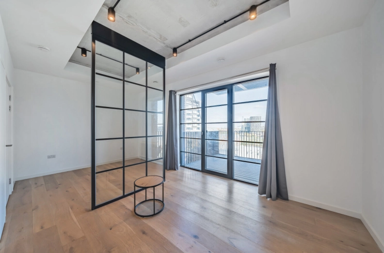 Studio apartments/flats to sale in Orchard Place, East India Dock-image 3