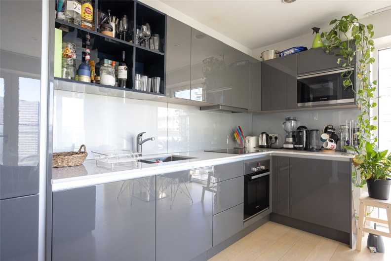 2 bedrooms apartments/flats to sale in Glasshouse Gardens, Stratford-image 3