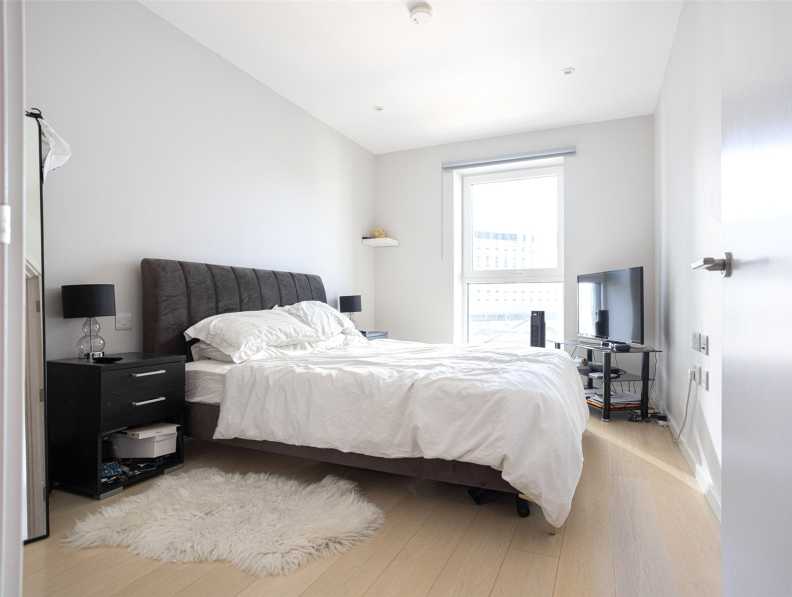 2 bedrooms apartments/flats to sale in Glasshouse Gardens, Stratford-image 4