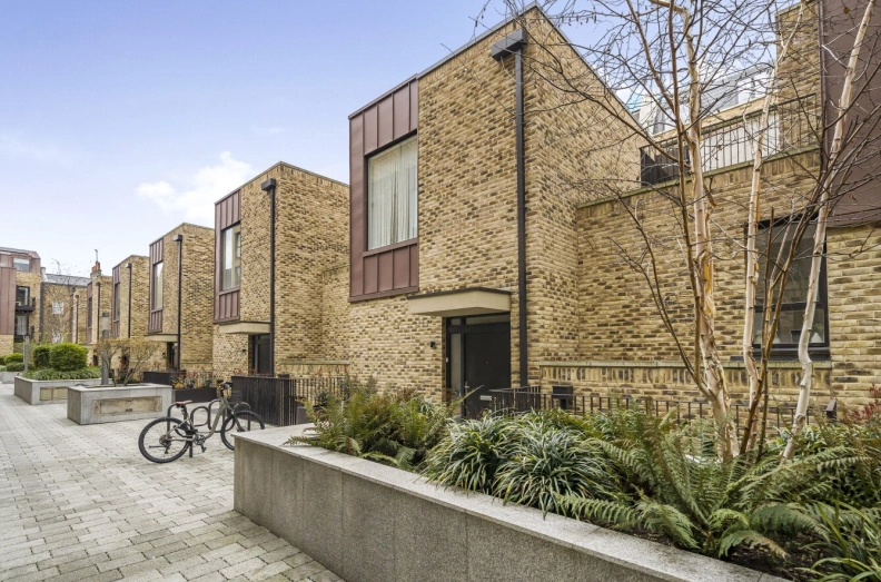 3 bedrooms houses to sale in Hand Axe Yard, Kings Cross-image 2