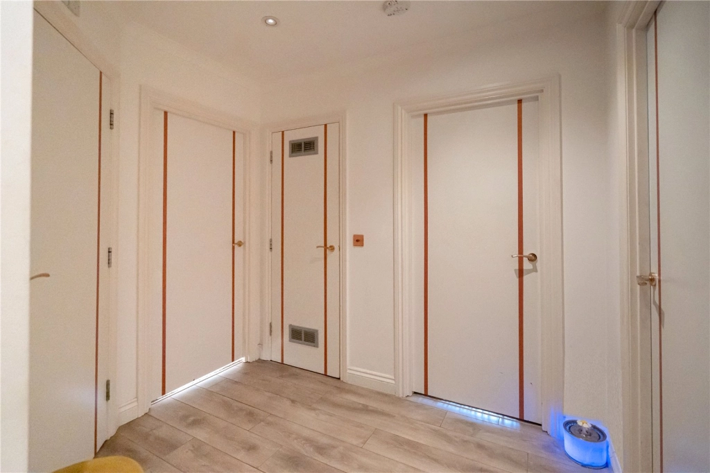 1 bedroom apartments/flats for sale in Aqua Vista Square, Poplar - E3 view 8