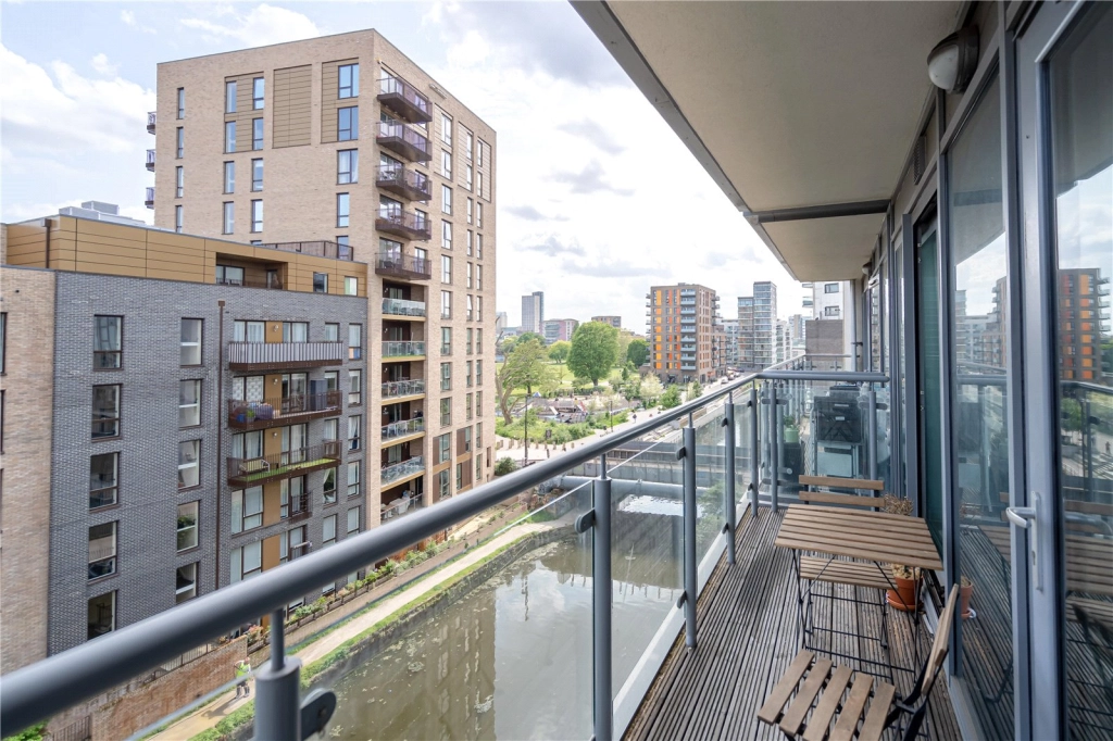 1 bedroom apartments/flats for sale in Aqua Vista Square, Poplar - E3 view 3