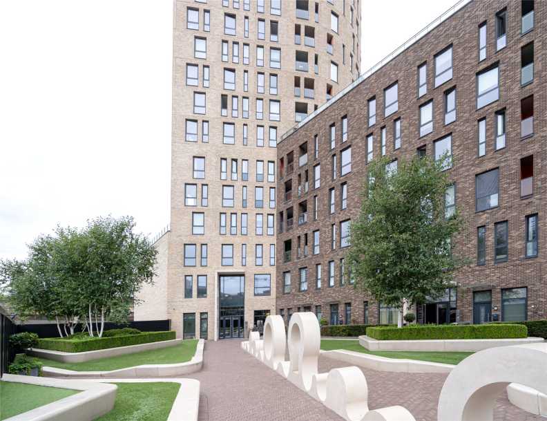 3 bedrooms apartments/flats to sale in Williamsburg Plaza, Poplar-image 1