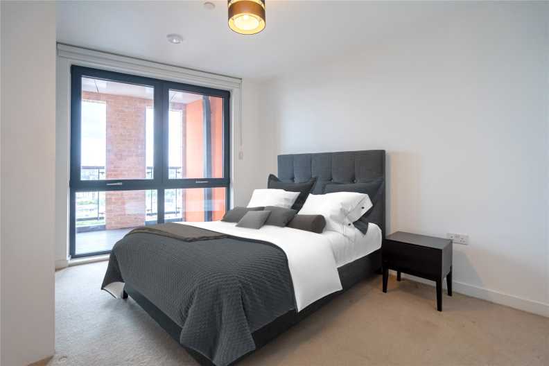 3 bedrooms apartments/flats to sale in Williamsburg Plaza, Poplar-image 3