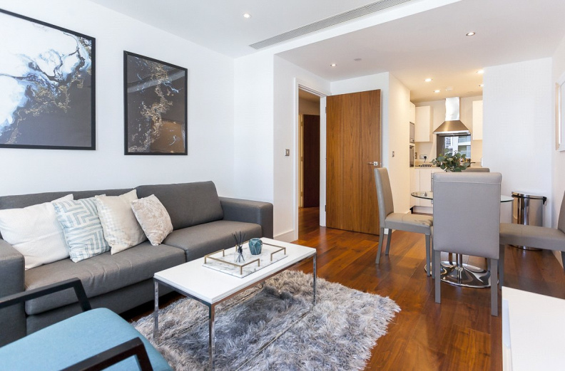 1 bedroom apartments/flats to sale in Lincoln Plaza, South Quay-image 3
