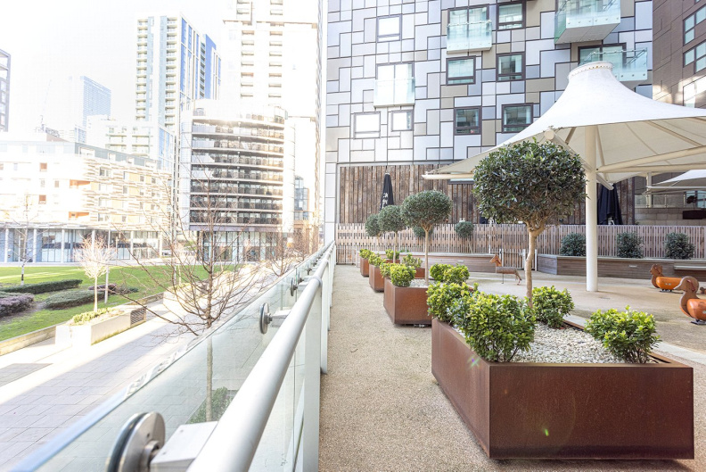 1 bedroom apartments/flats to sale in Lincoln Plaza, South Quay-image 18