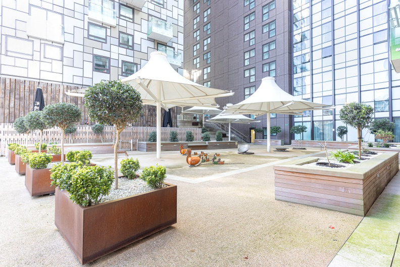 1 bedroom apartments/flats to sale in Lincoln Plaza, South Quay-image 19