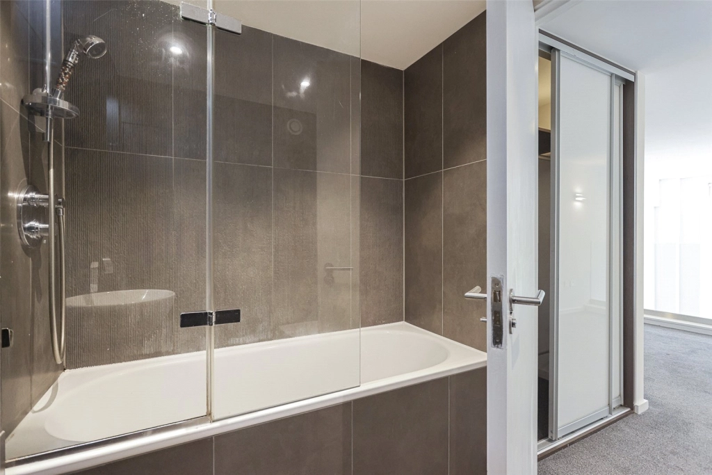 1 bedroom apartments/flats for sale in Drummond Way, Highbury & Islington - N1 view 5