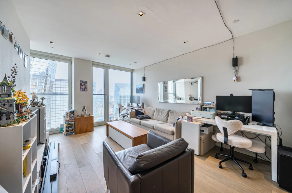 1 bedroom apartments/flats for sale in Upper Ground, Southwark - SE1 view 8