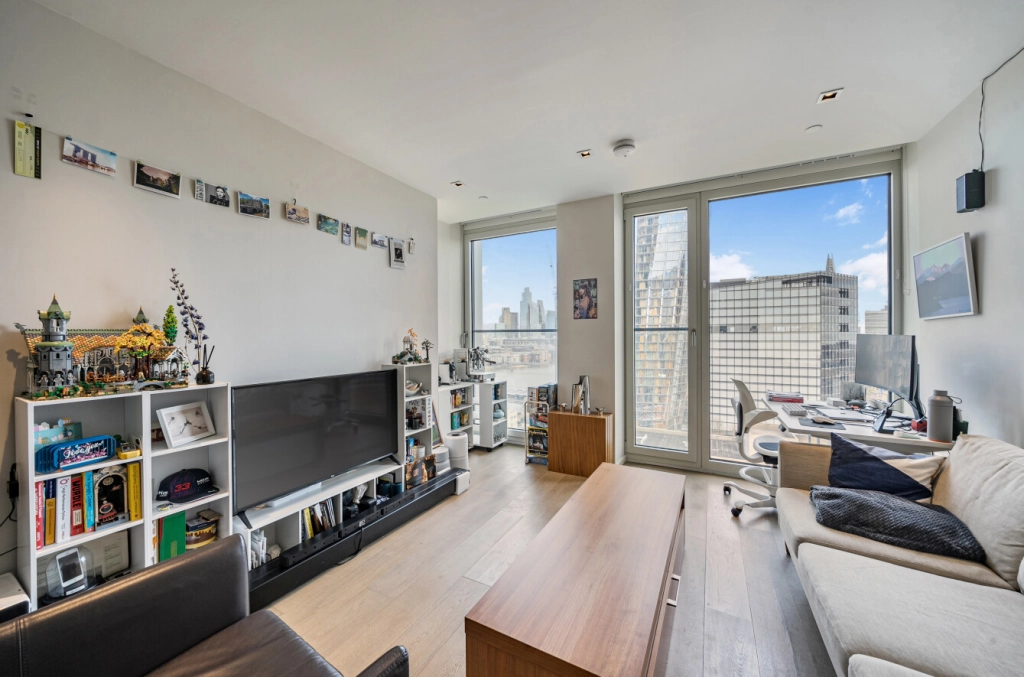 1 bedroom apartments/flats for sale in Upper Ground, Southwark - SE1 view 2