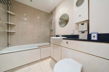 East Smithfield, London - E1W view 15