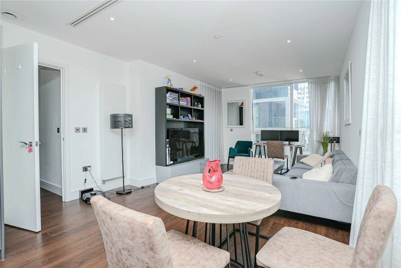 1 bedroom apartments/flats to sale in Harbour Way, South Quay-image 2