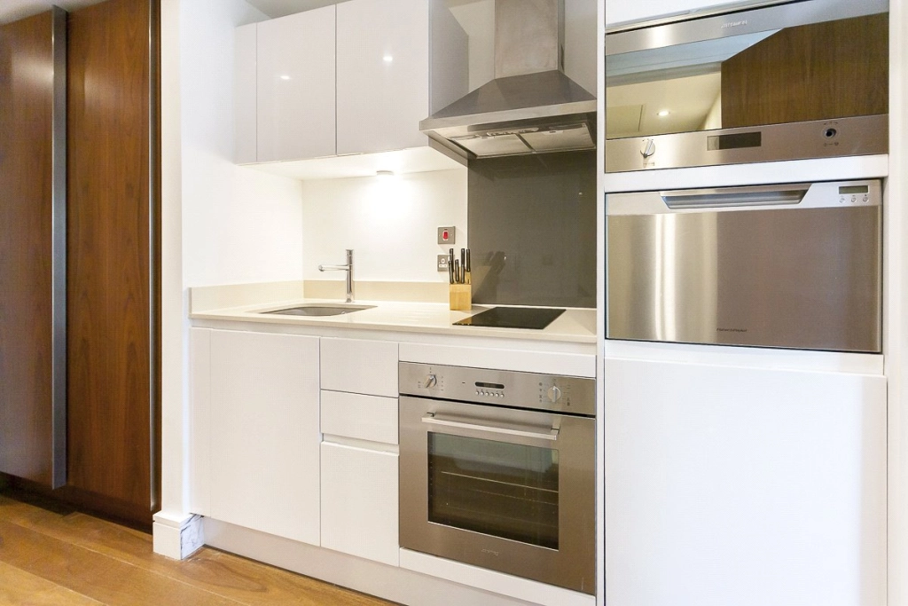 Studio apartments/flats for sale in Lincoln Plaza, South Quay - E14 view 5