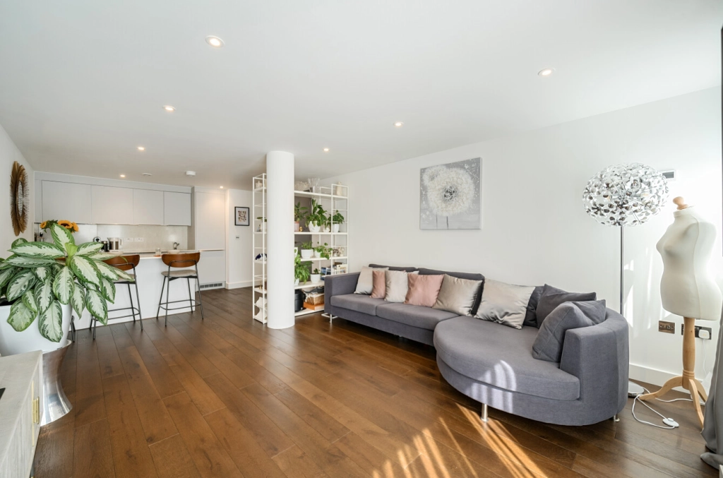2 bedrooms apartments/flats for sale in East Smithfield, Tower Hill - E1W view 3