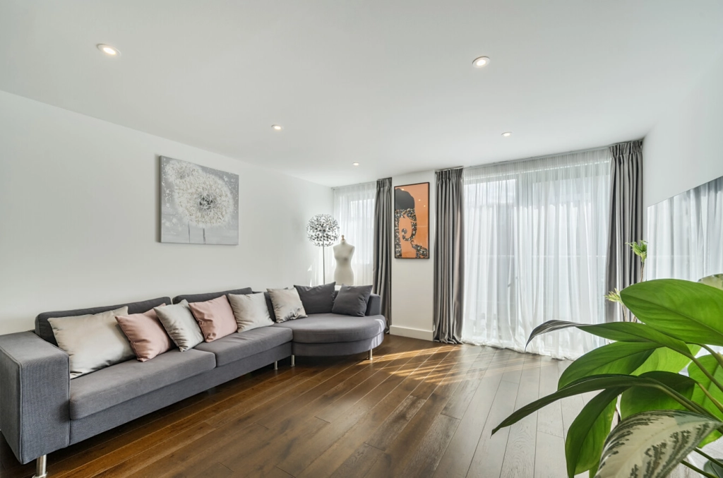 2 bedrooms apartments/flats to sale in East Smithfield, Tower Hill-image 1