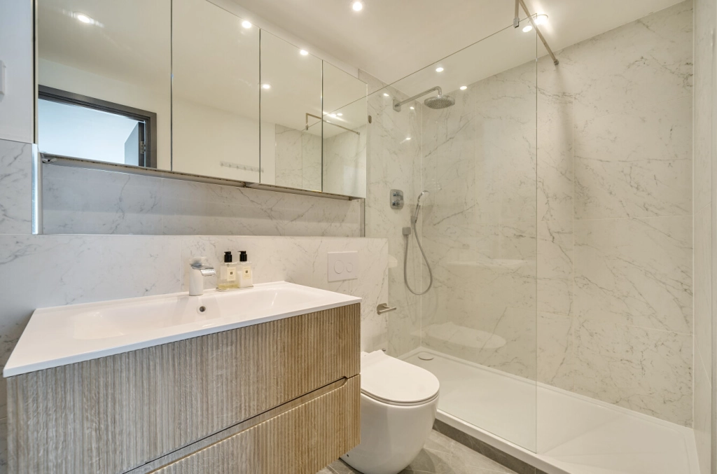 2 bedrooms apartments/flats for sale in East Smithfield, Tower Hill - E1W view 8