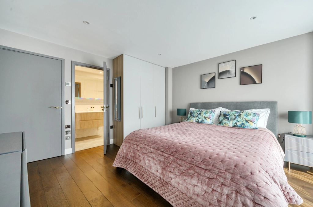 2 bedrooms apartments/flats for sale in East Smithfield, Tower Hill - E1W view 16