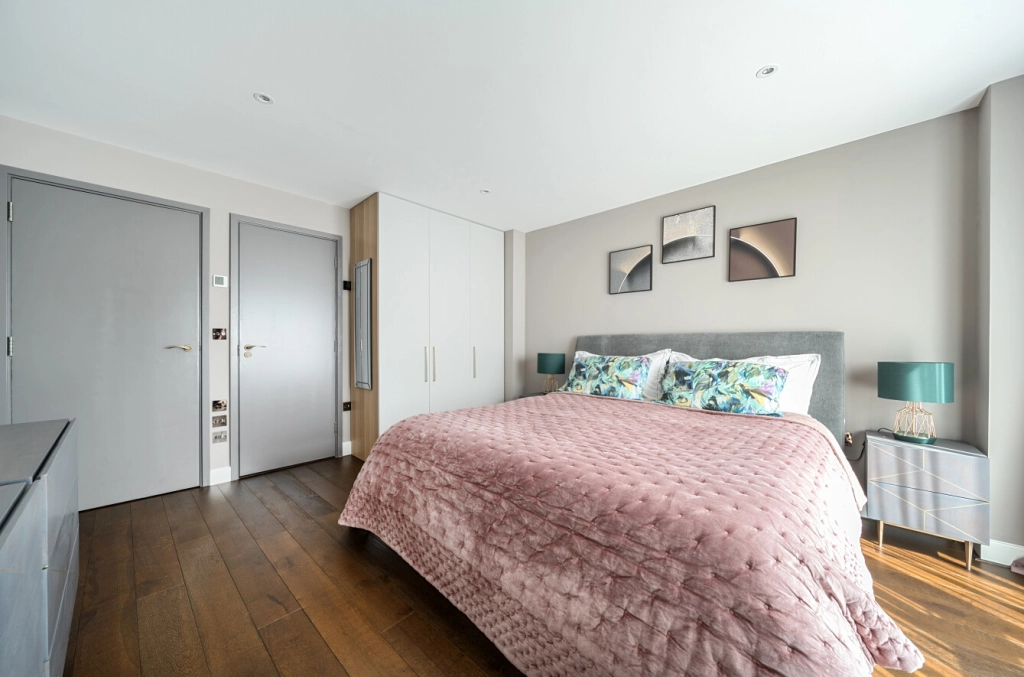 2 bedrooms apartments/flats for sale in East Smithfield, Tower Hill - E1W view 15