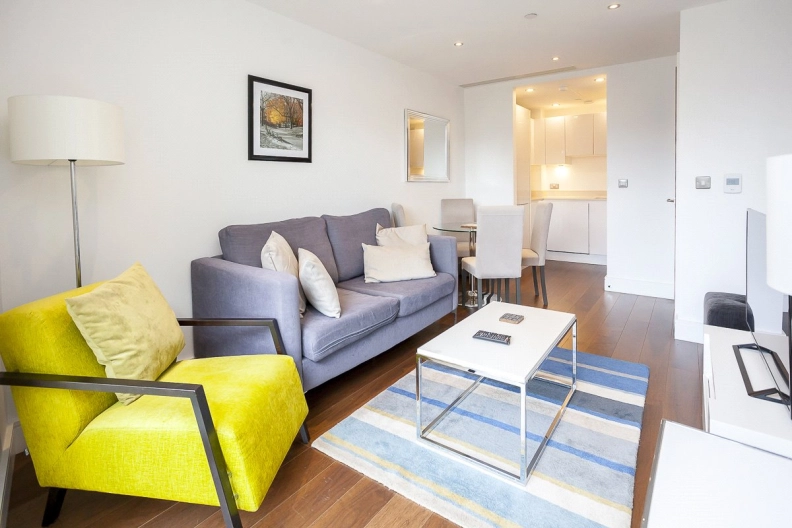 1 bedroom apartments/flats to sale in Lincoln Plaza, South Quay-image 3