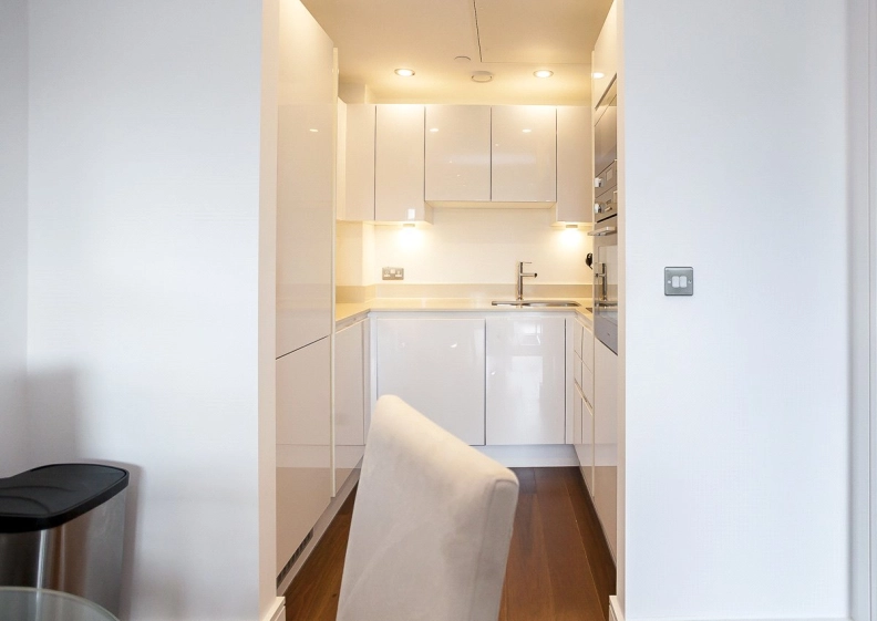 1 bedroom apartments/flats to sale in Lincoln Plaza, South Quay-image 4