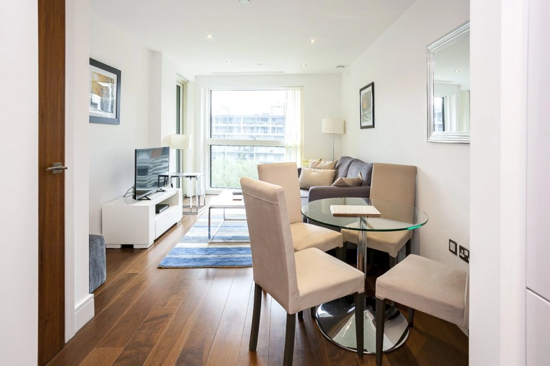 1 bedroom apartments/flats to sale in Lincoln Plaza, South Quay-image 11