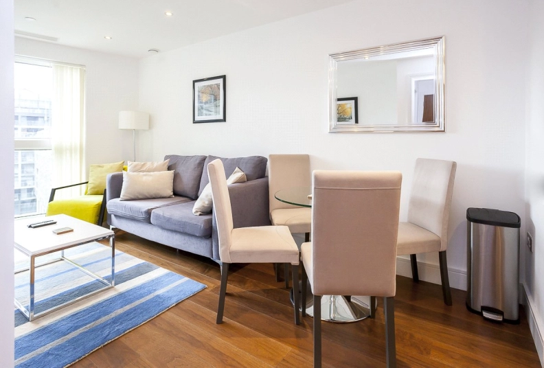 1 bedroom apartments/flats to sale in Lincoln Plaza, South Quay-image 2