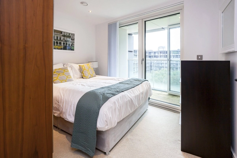 1 bedroom apartments/flats to sale in Lincoln Plaza, South Quay-image 5