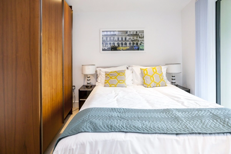 1 bedroom apartments/flats to sale in Lincoln Plaza, South Quay-image 13
