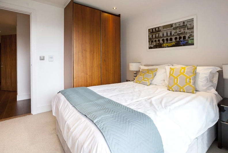1 bedroom apartments/flats to sale in Lincoln Plaza, South Quay-image 14