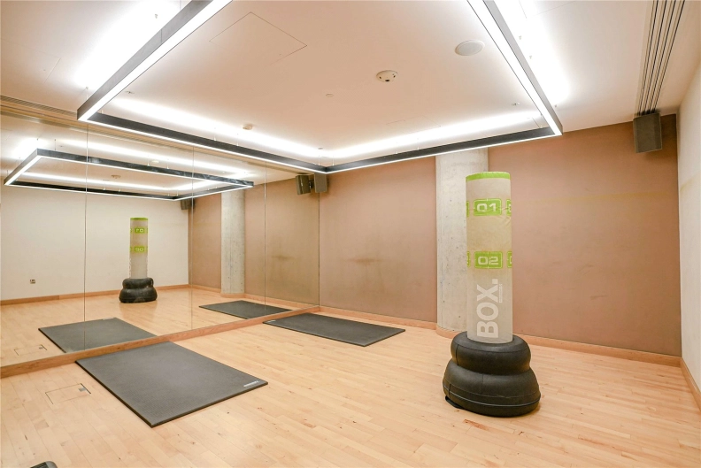 1 bedroom apartments/flats to sale in Lincoln Plaza, South Quay-image 21