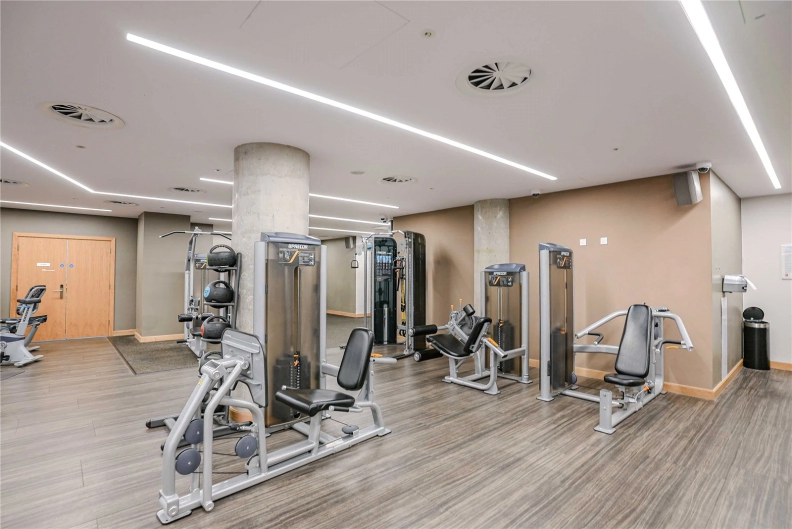 1 bedroom apartments/flats to sale in Lincoln Plaza, South Quay-image 20