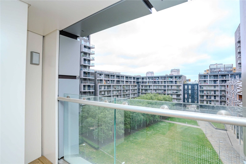 1 bedroom apartments/flats to sale in Lincoln Plaza, South Quay-image 7