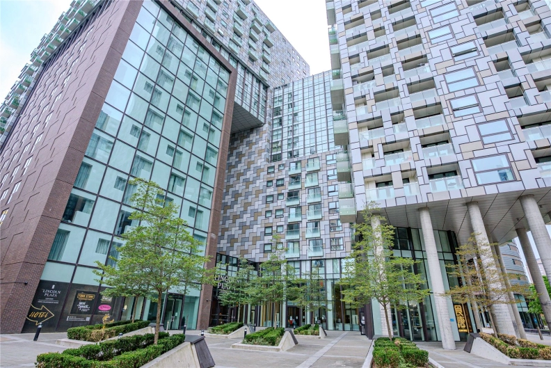 1 bedroom apartments/flats to sale in Lincoln Plaza, South Quay-image 1